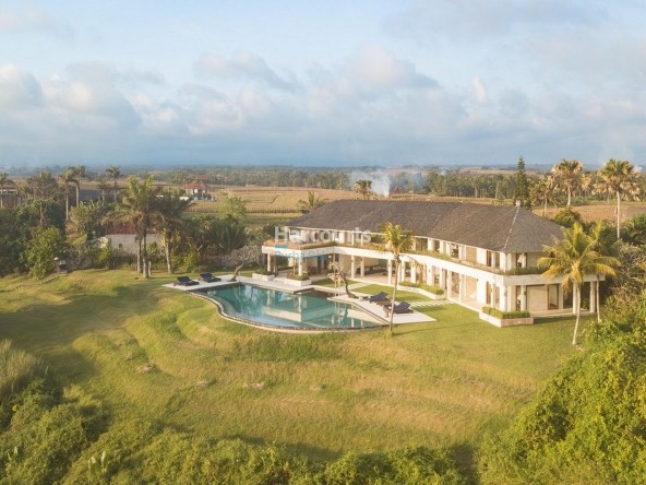Luxury 6-Bedroom Beachfront Villa in Tabanan Bali for sale, Beraban