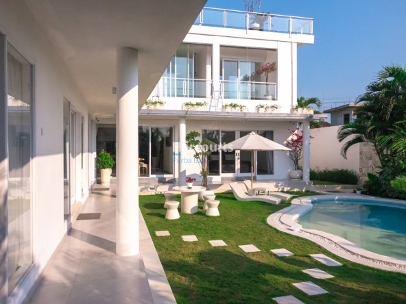Spacious 4-Bedroom Villa with Rooftop Terrace – Kayu Tulang