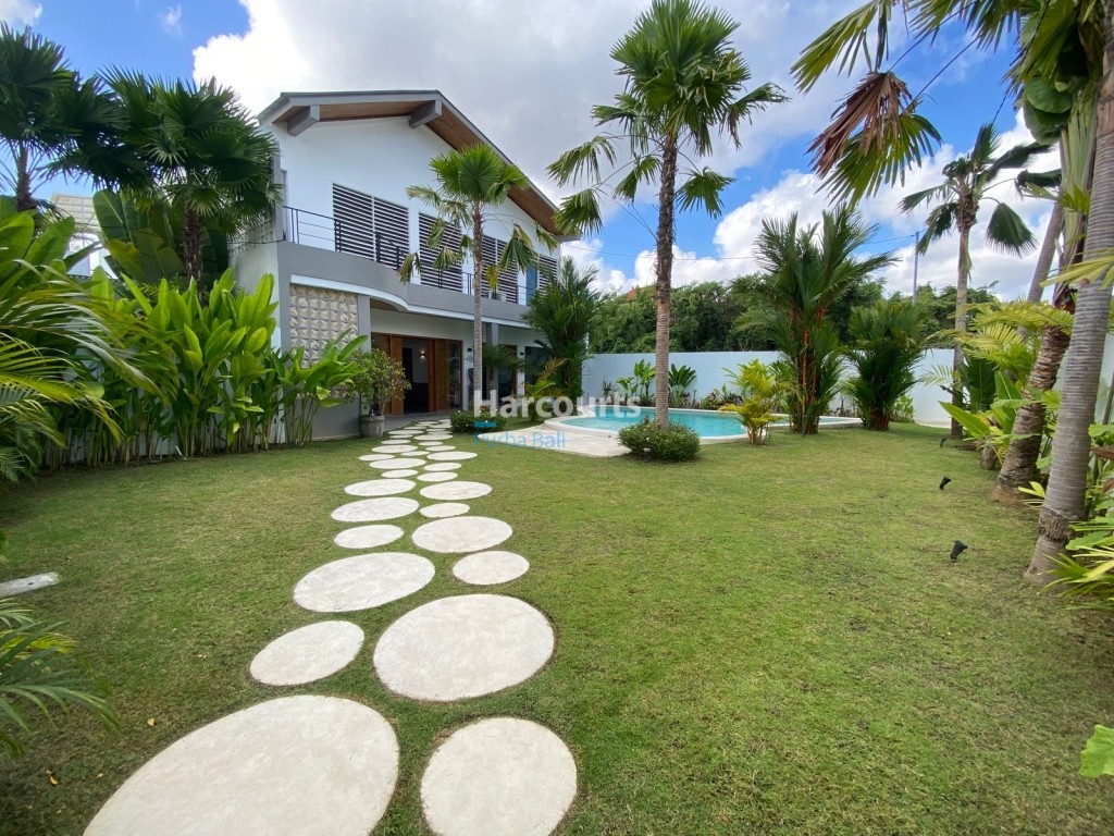 Exquisite Five-Bedroom Villa in Prestigious Canggu