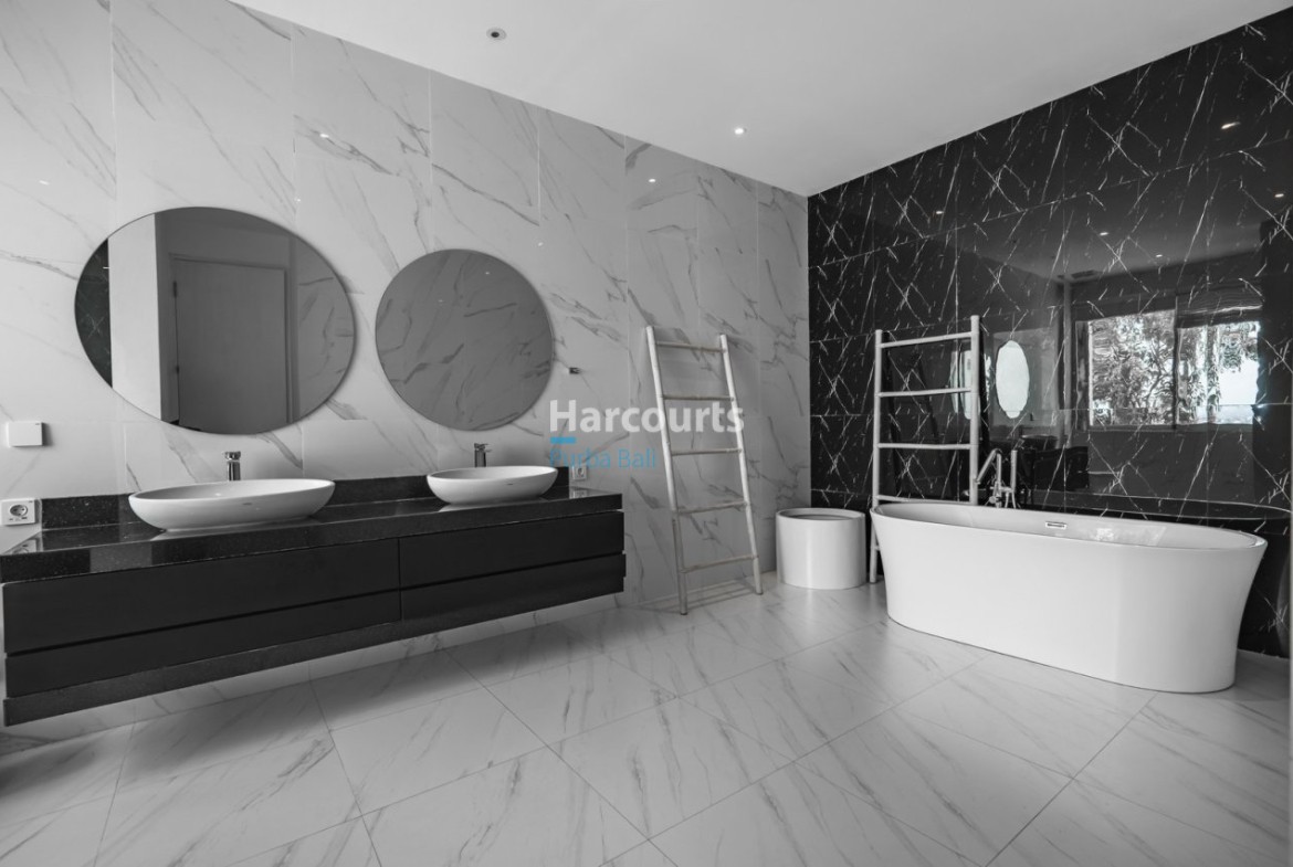 Perched Elegantly Balis Bukit Tropical Modern