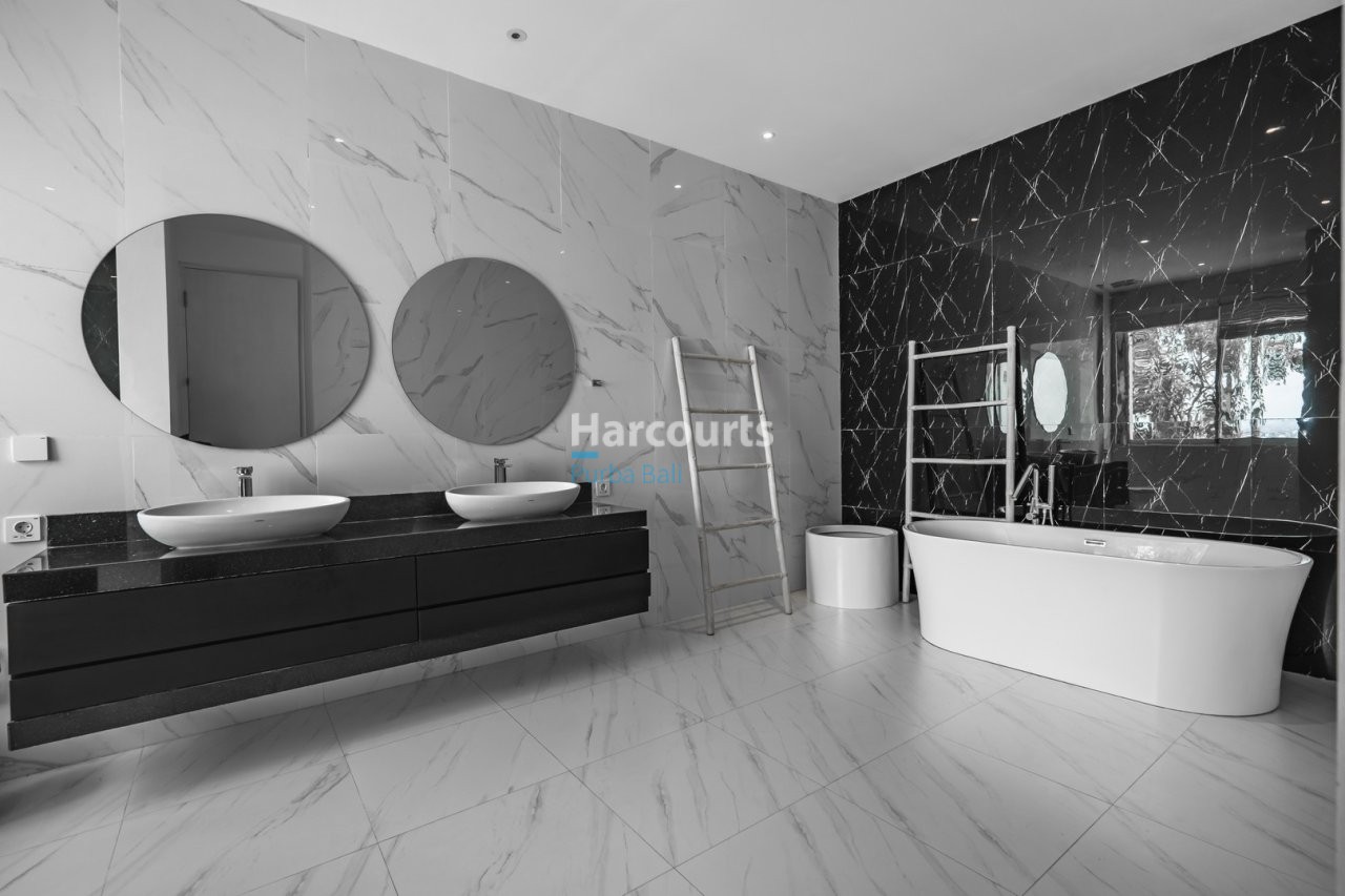 Perched Elegantly Balis Bukit Tropical Modern