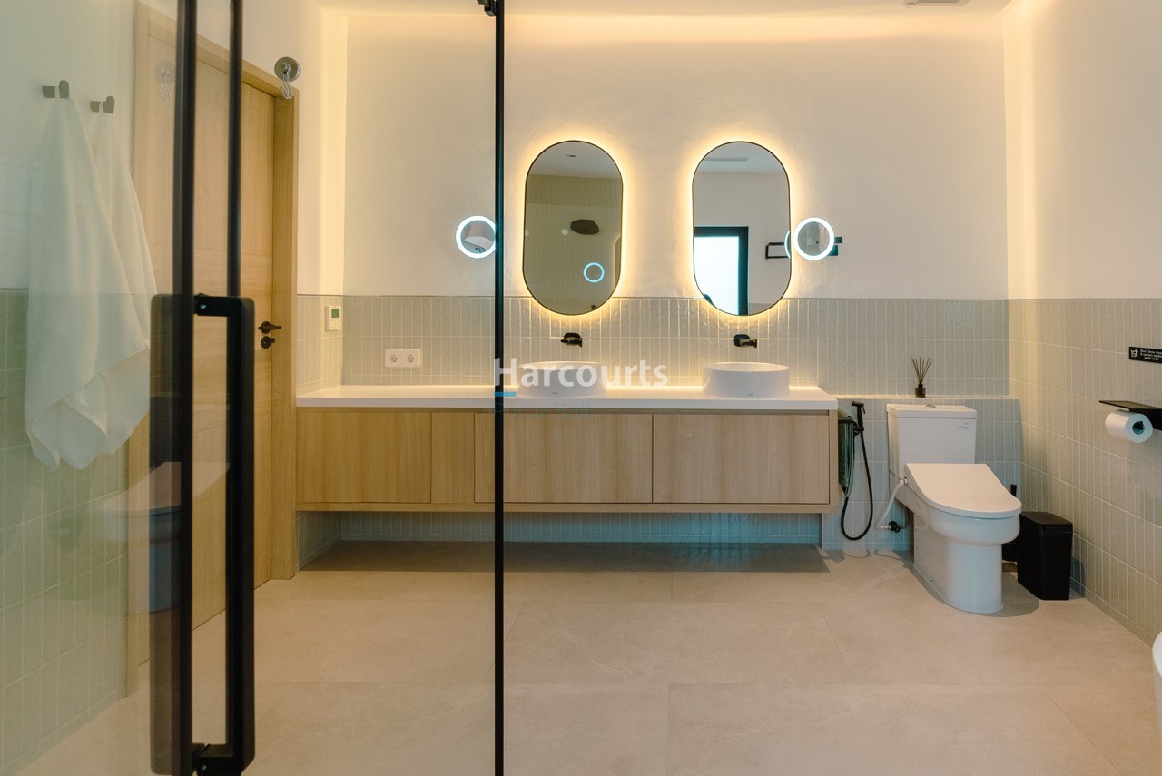 07 Master Bathroom 1 Large