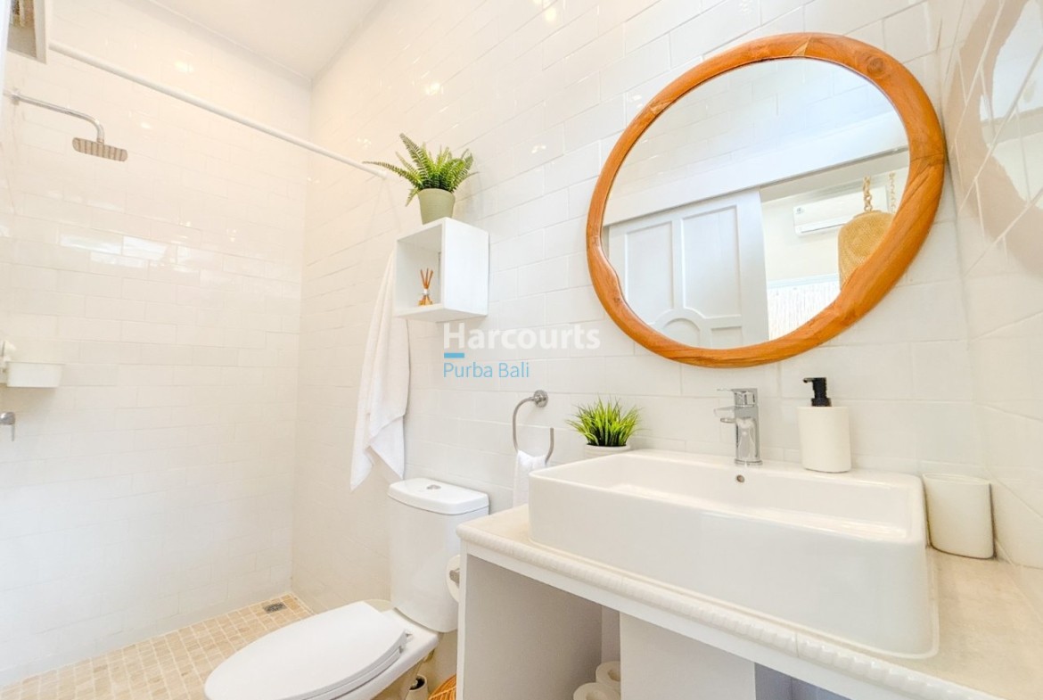 Berawa Villa White Tile Bathroom Round Wooden Mirror