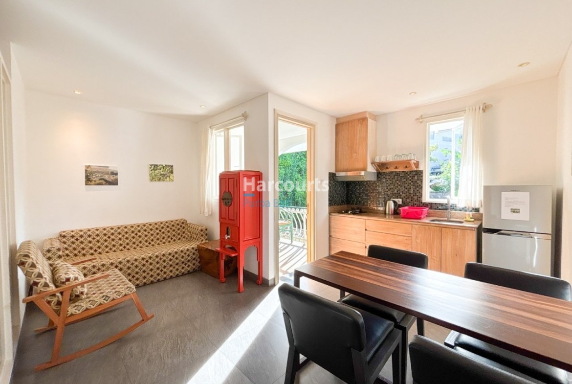 Jimbaran Apartment Red Cabinet Mosaic Kitchenette