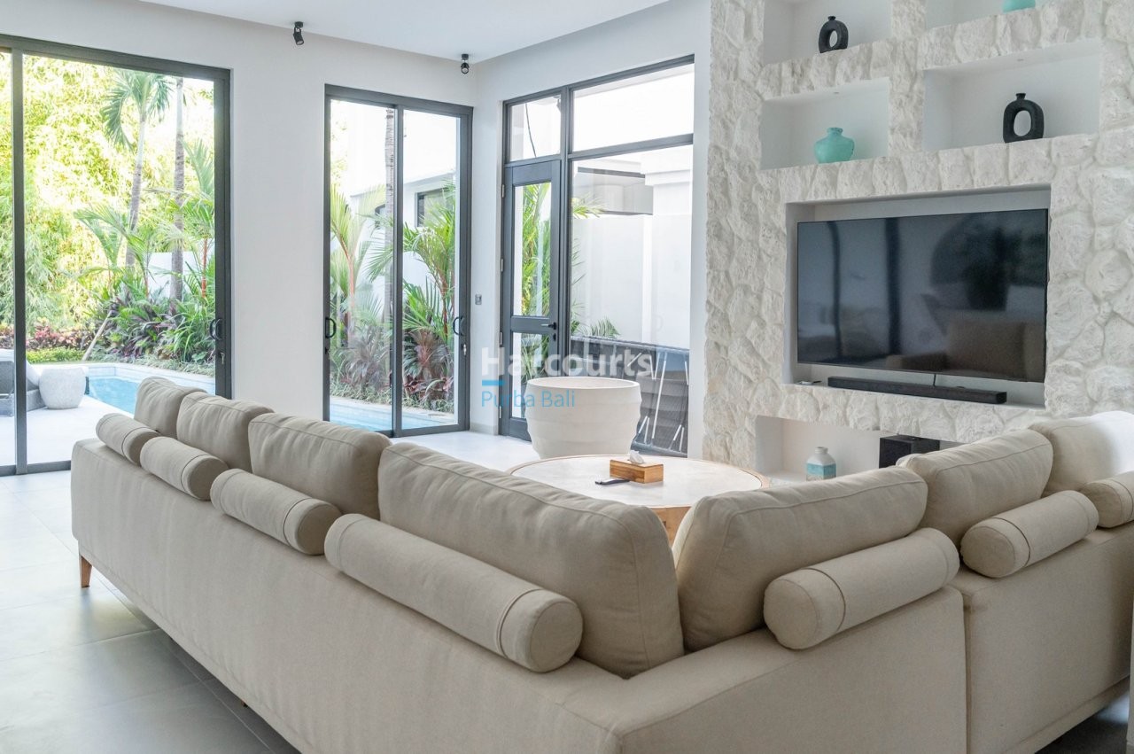 Pererenan Villa Beige Sectional Pool View