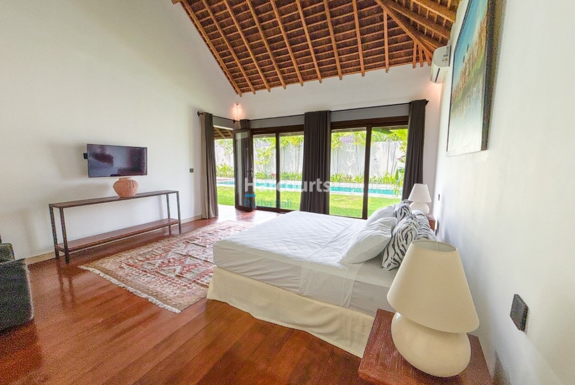 Set Quiet Residential Enclave Leasehold Opportunity