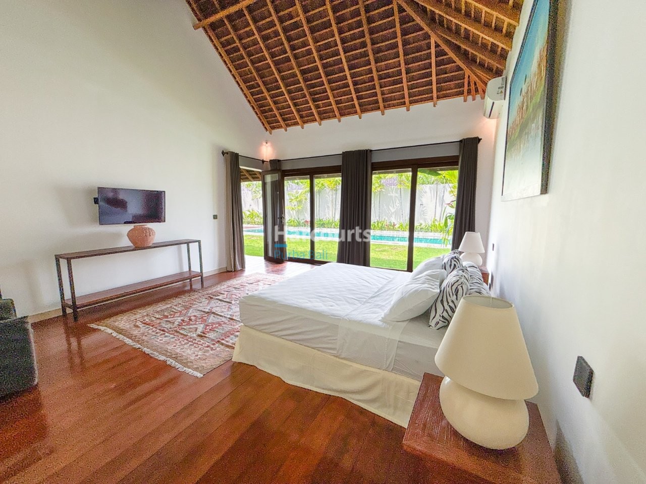 Set Quiet Residential Enclave Leasehold Opportunity