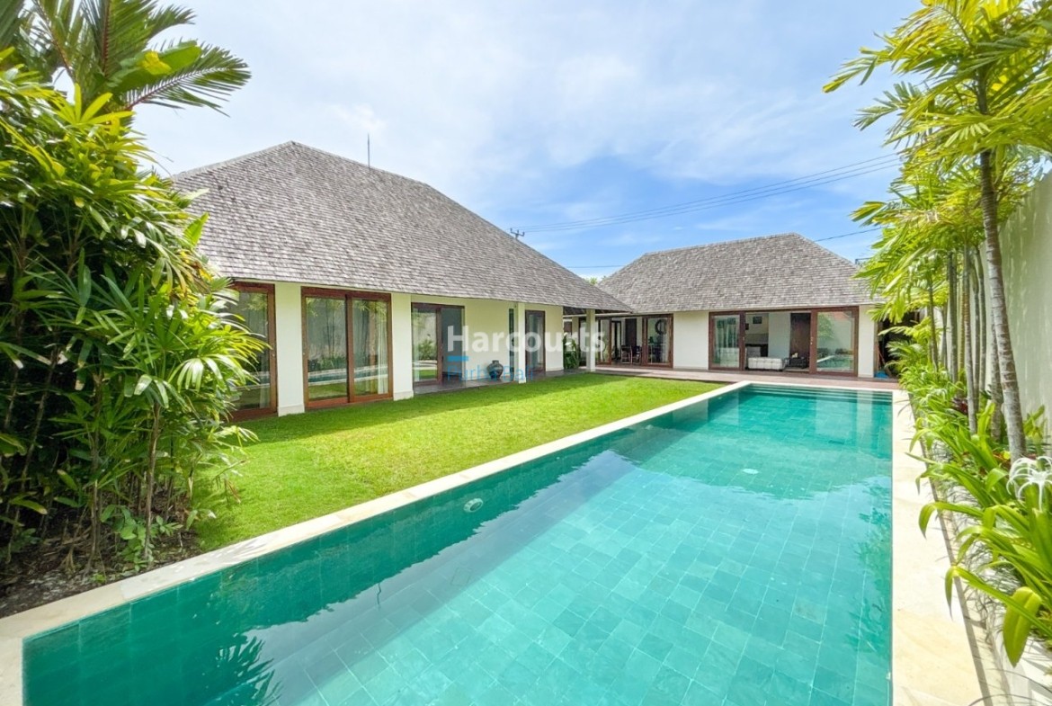 Set Quiet Residential Enclave Luxury Living