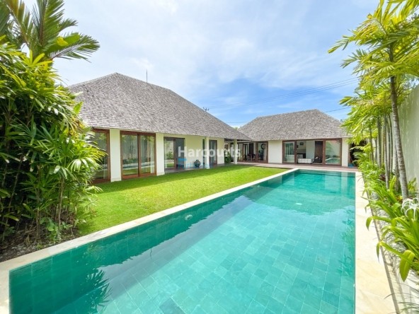 Set Quiet Residential Enclave Luxury Living