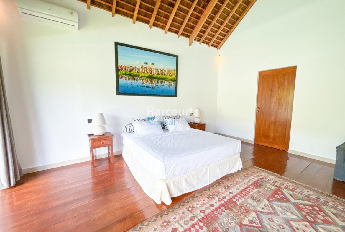 Set Quiet Residential Enclave Ocean Breeze