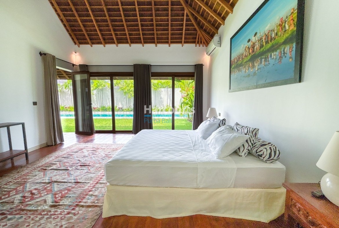 Set Quiet Residential Enclave Tropical Modern