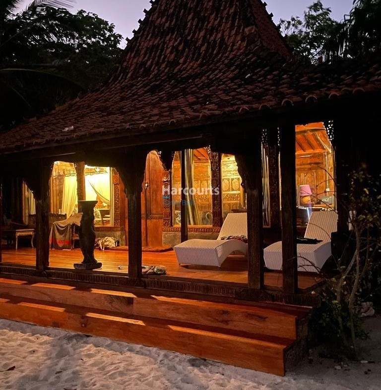 Set Within Unspoiled Coastal Flores Home