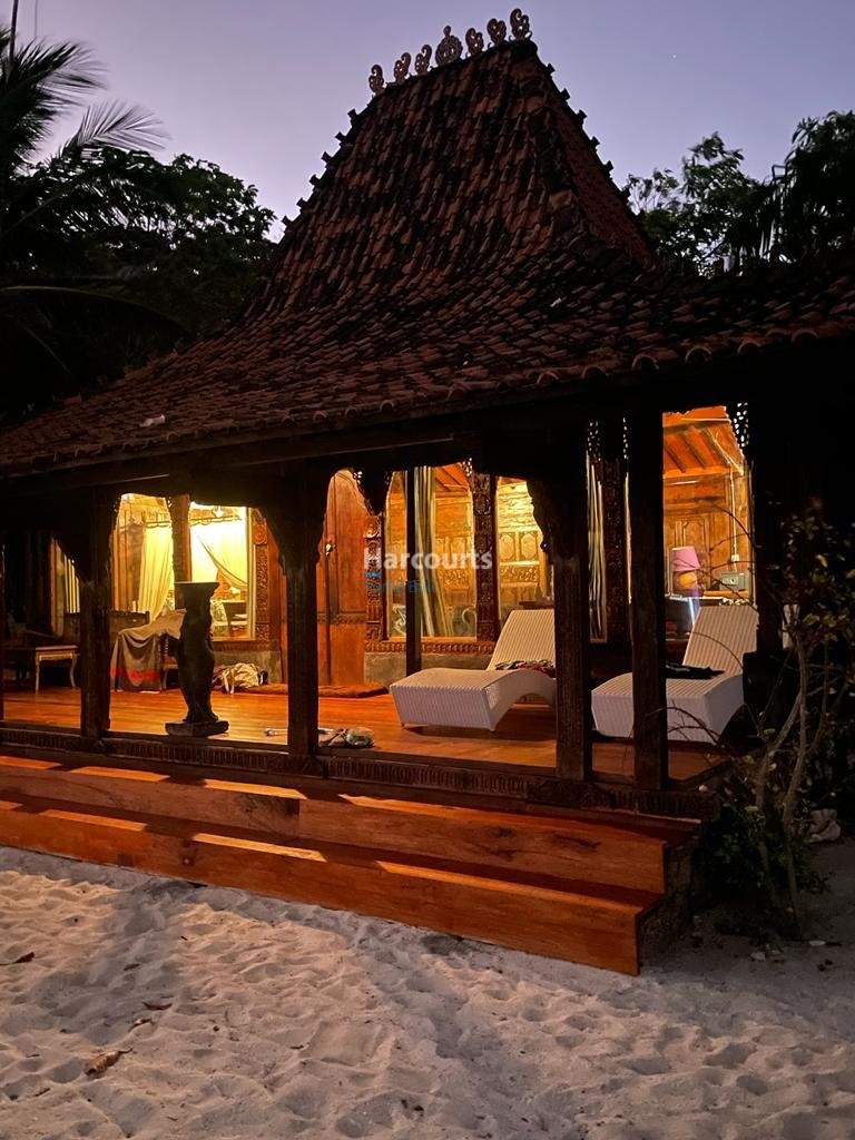 Set Within Unspoiled Coastal Flores Home