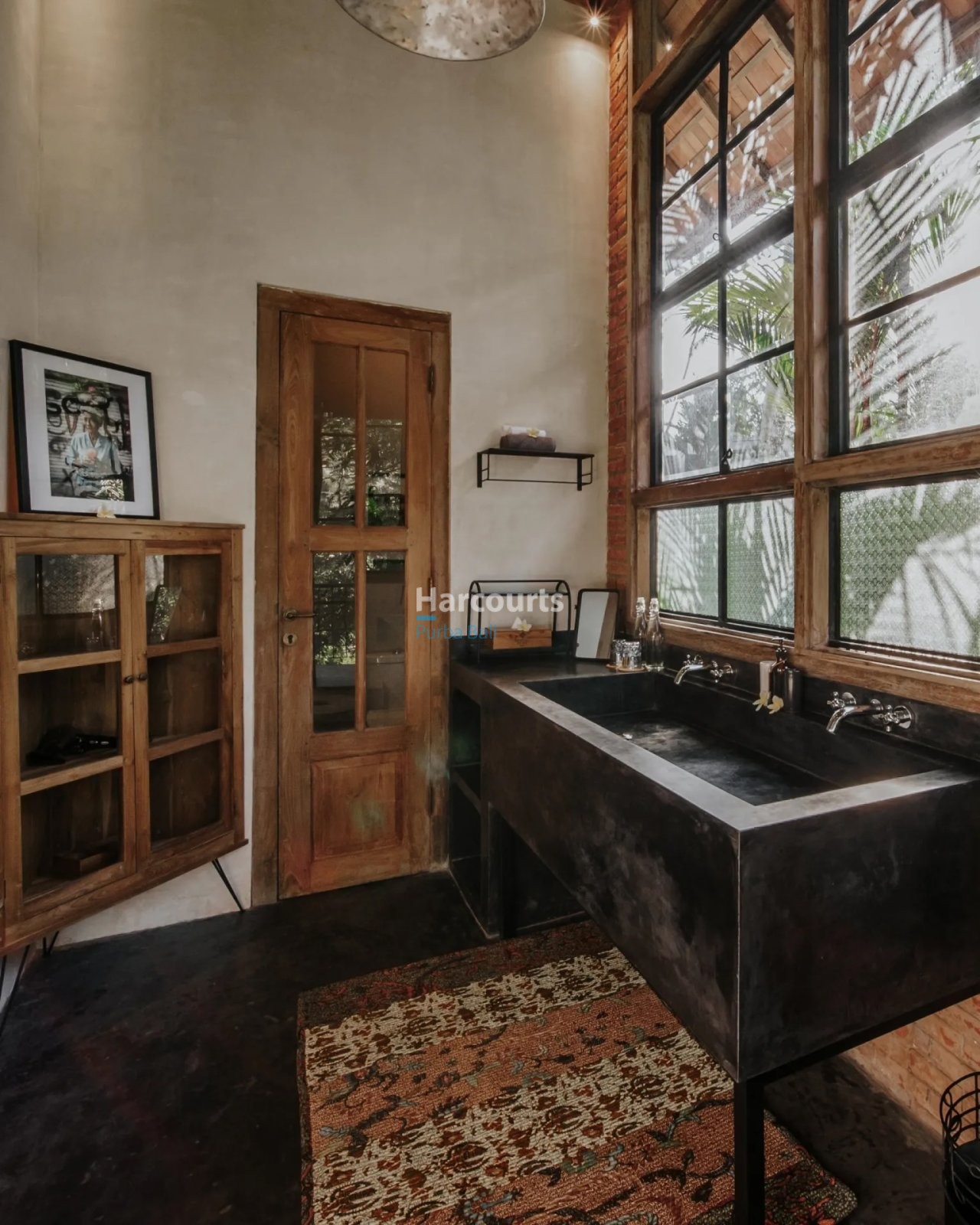 Located Historic Tranquil Enclave Holiday Rental