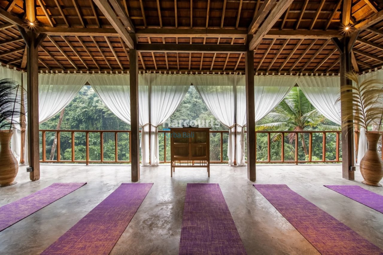 Located Historic Tranquil Enclave Leasehold Opportunity