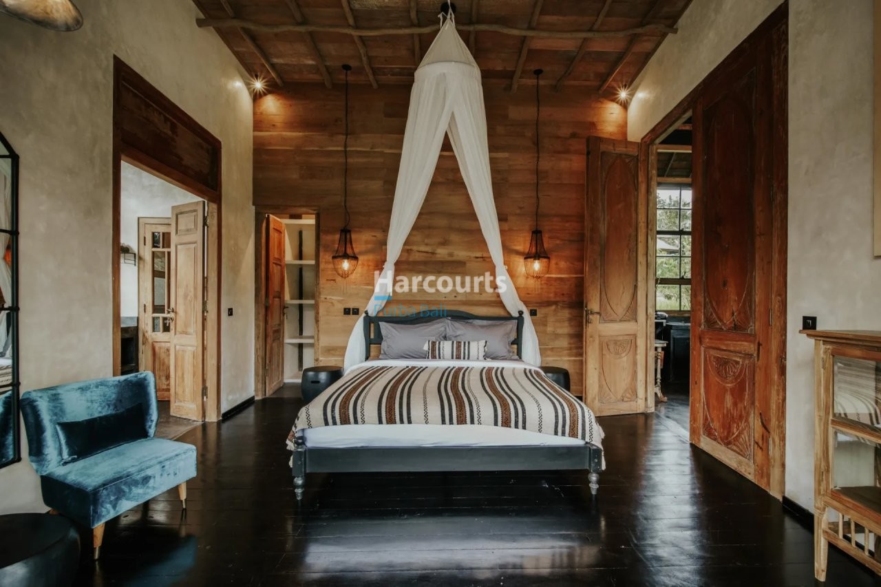 Located Historic Tranquil Enclave Swimming Pool