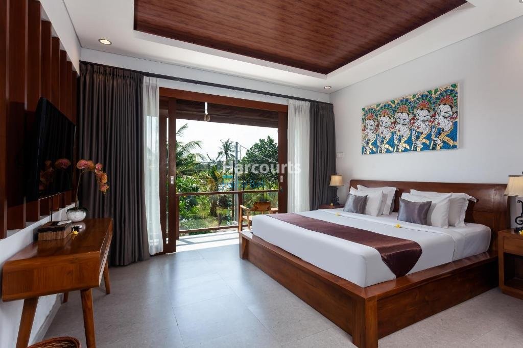 Rare Freehold Opportunity Heart Swimming Pool