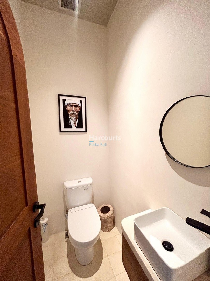 Set Quiet Sought After Enclave Leasehold Ownership 1