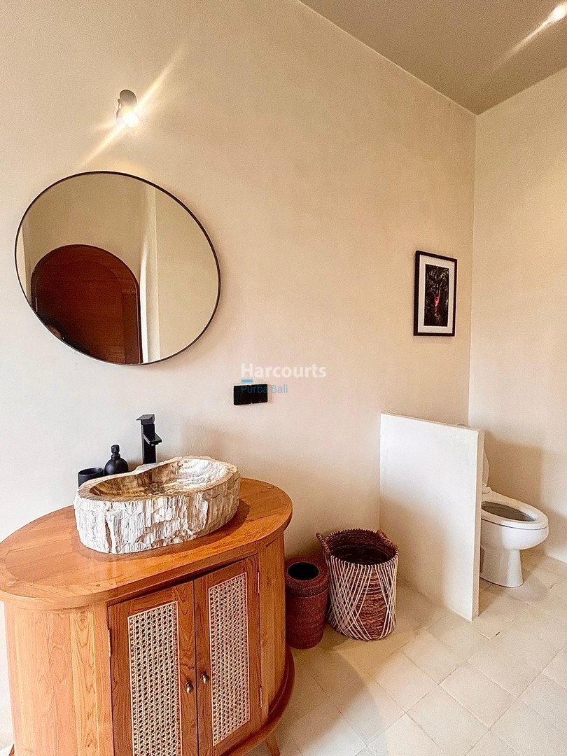 Set Quiet Sought After Enclave Swimming Pool