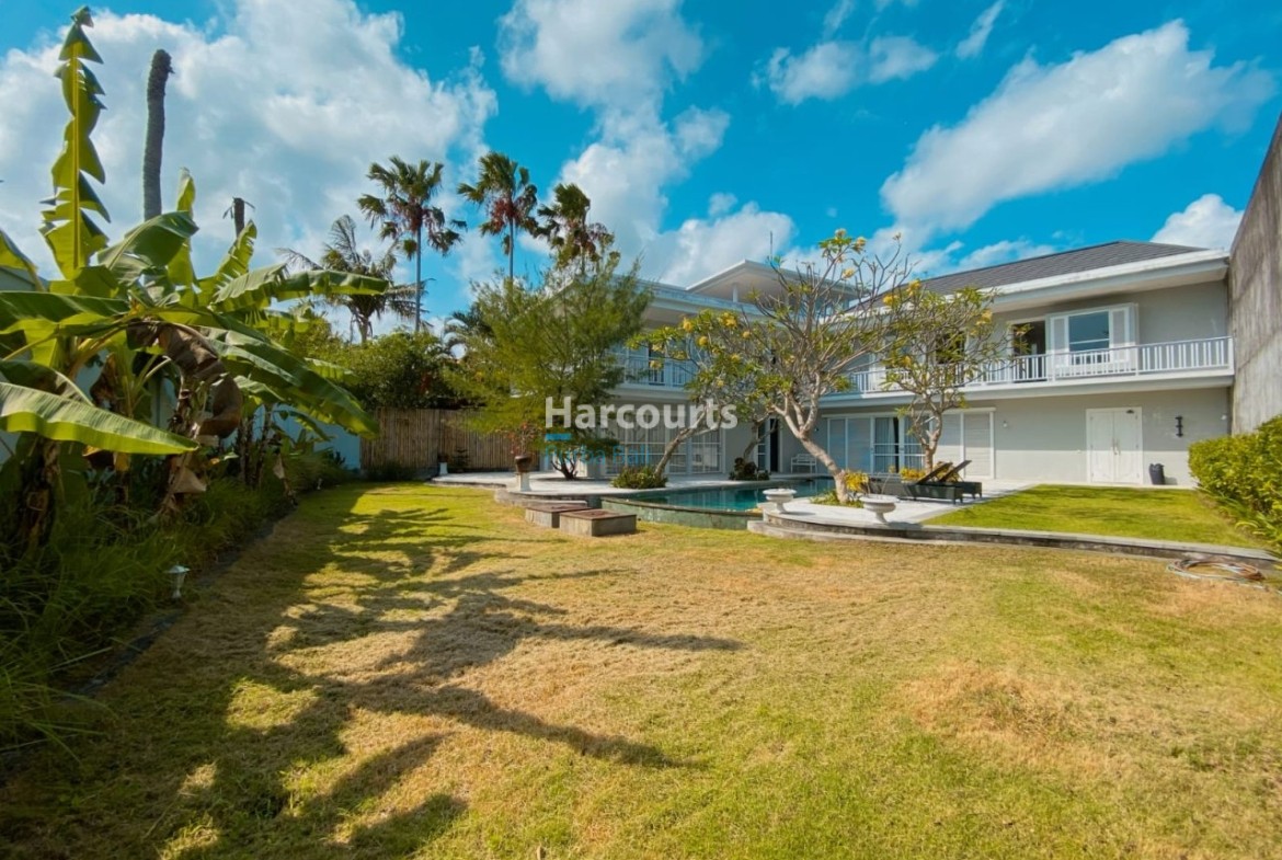 Combining Contemporary Tropical Living Ocean Breeze