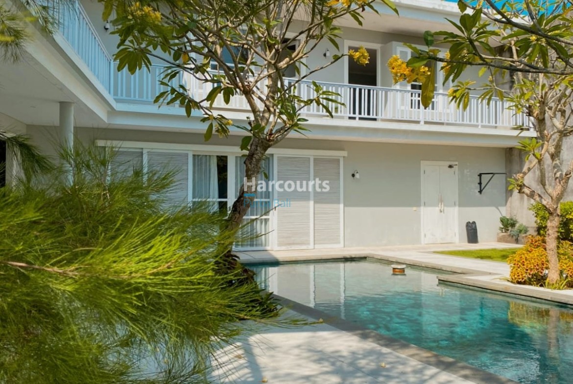 Combining Contemporary Tropical Living Tropical Modern