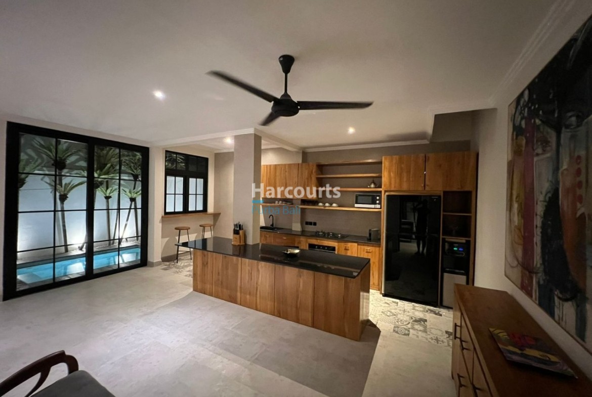 This Spacious Town House Leasehold Opportunity