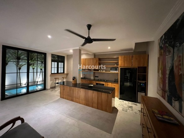 This Spacious Town House Leasehold Opportunity