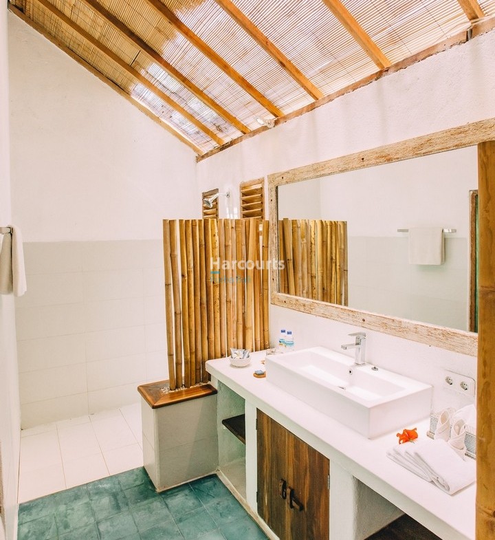 this-luxurious-award-winning-beachfront-tropical-modern