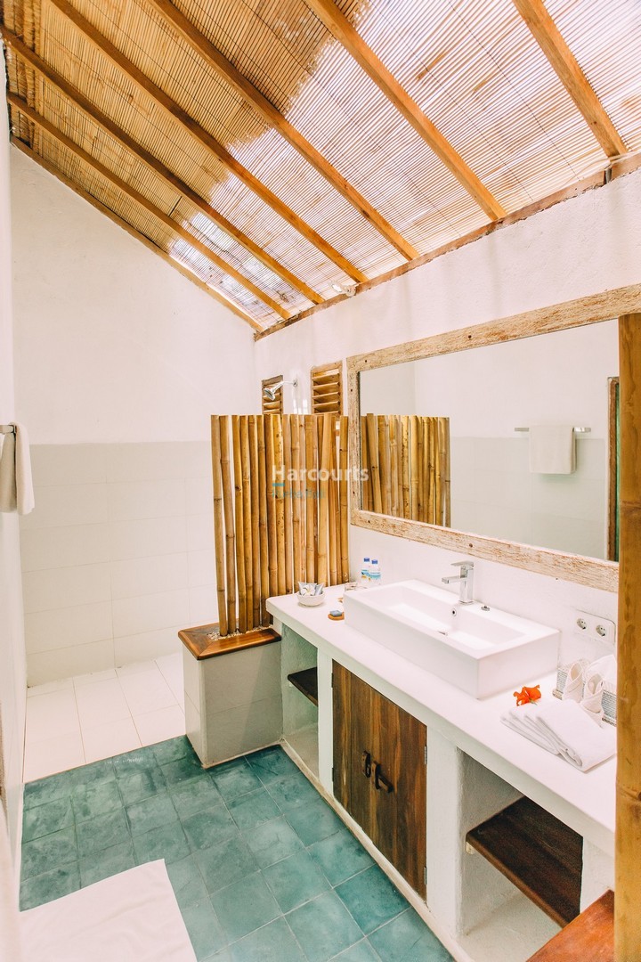 this-luxurious-award-winning-beachfront-tropical-modern