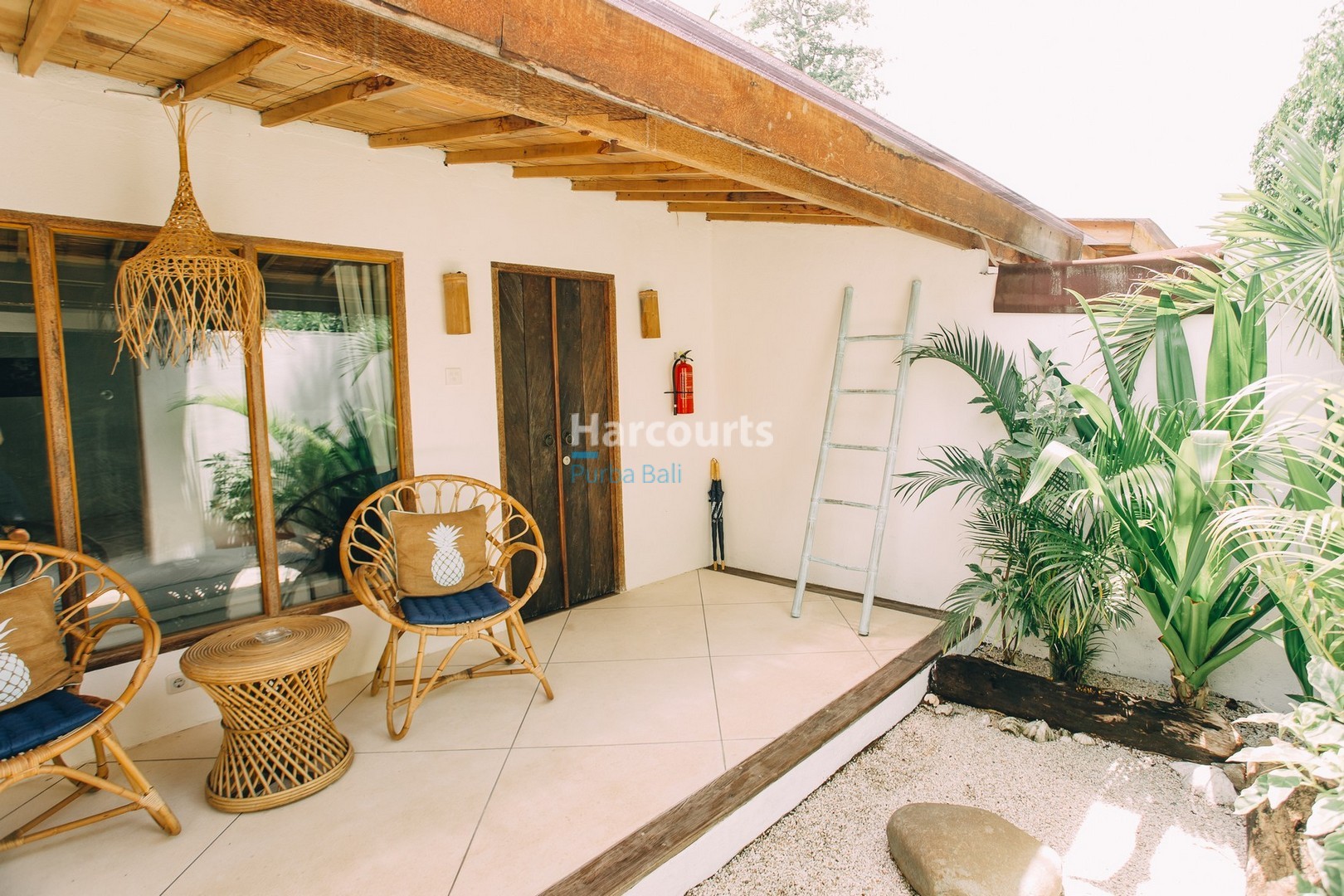 this-luxurious-award-winning-beachfront-swimming-pool