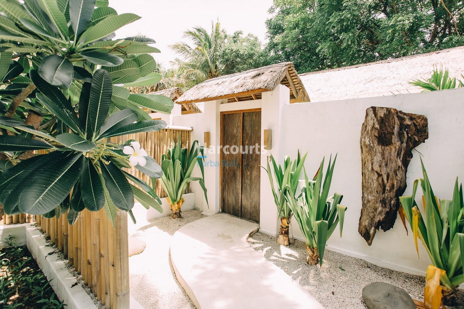 this-luxurious-award-winning-beachfront-view