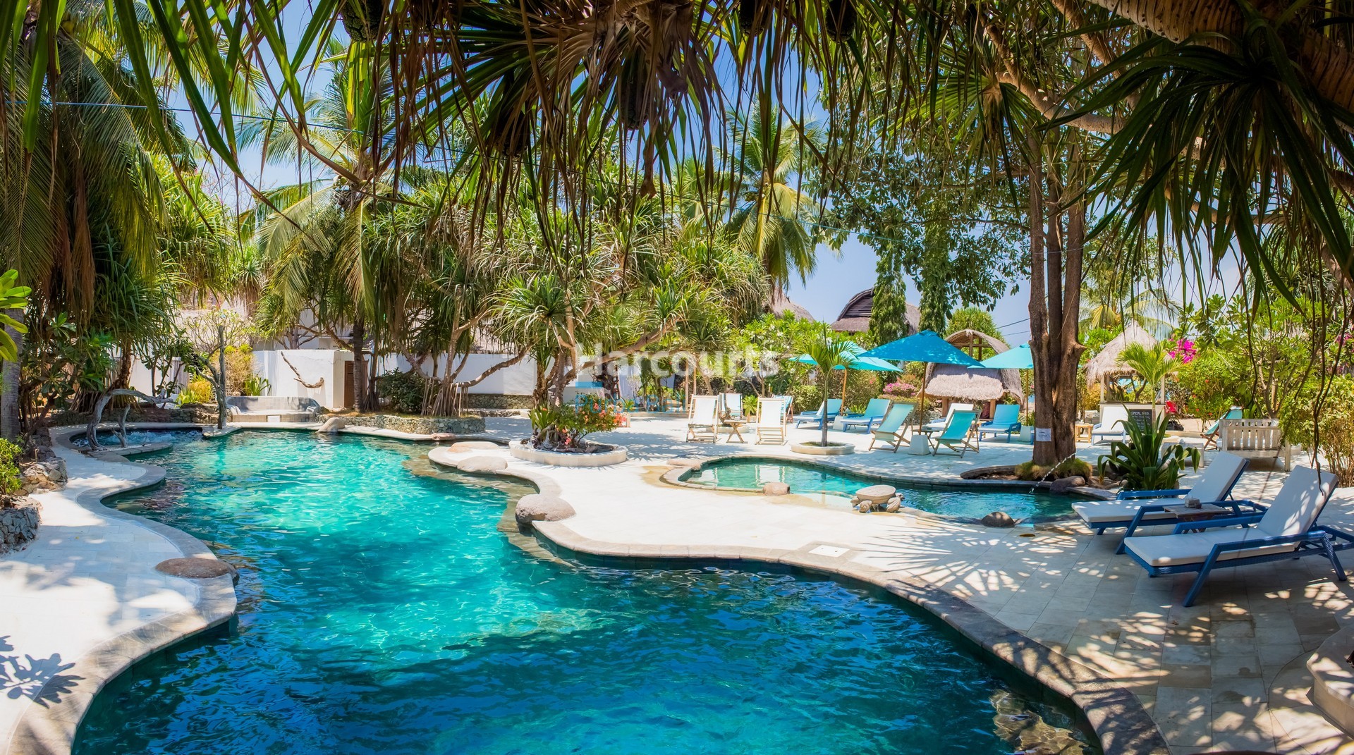 this-luxurious-award-winning-beachfront-swimming-pool