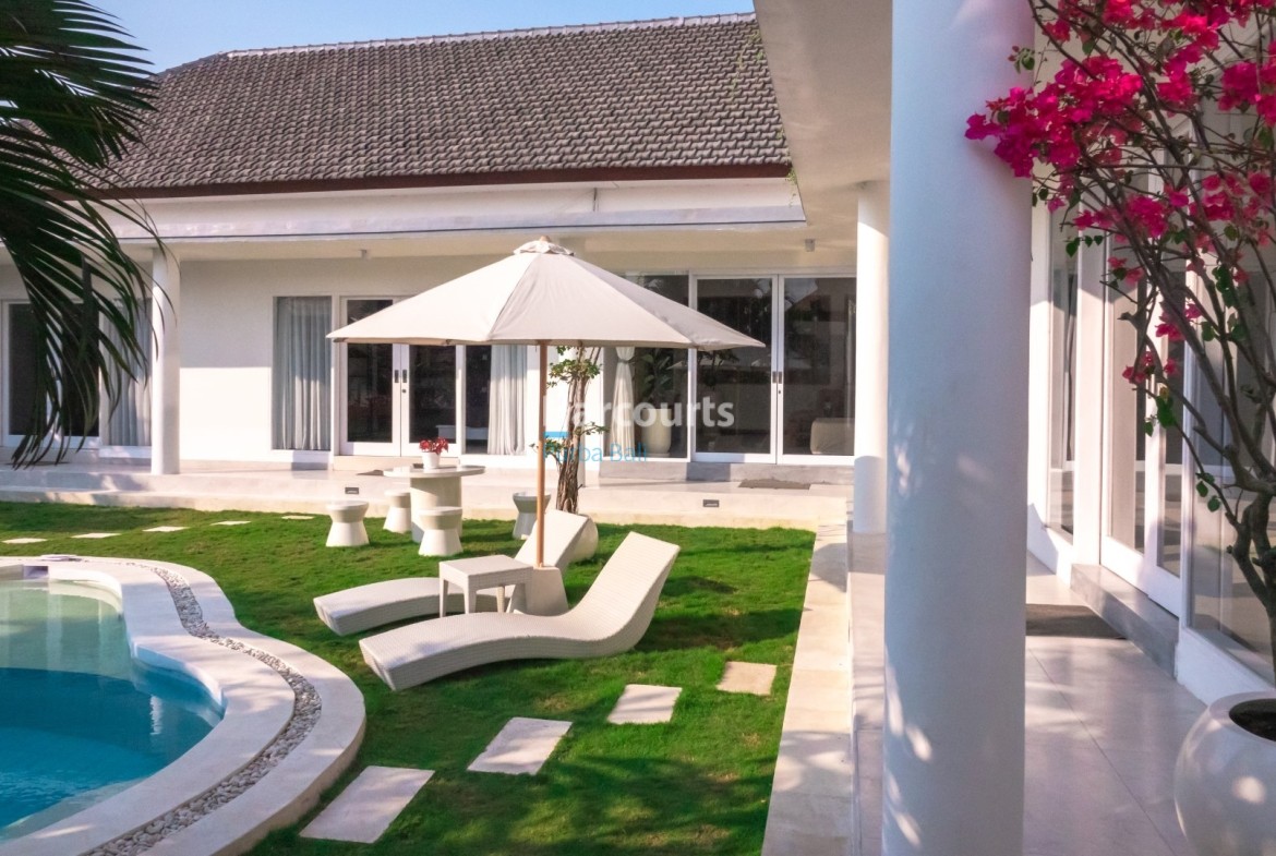 Spacious 4-Bedroom Villa with Rooftop Terrace – Kayu Tulang