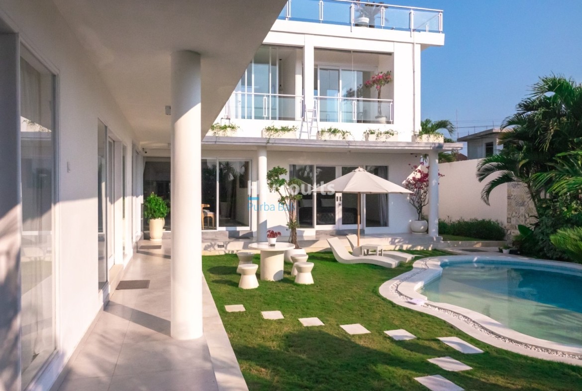 Spacious 4-Bedroom Villa with Rooftop Terrace – Kayu Tulang