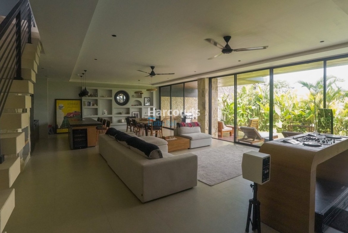 Located Melasti Ungasan This Ocean Breeze