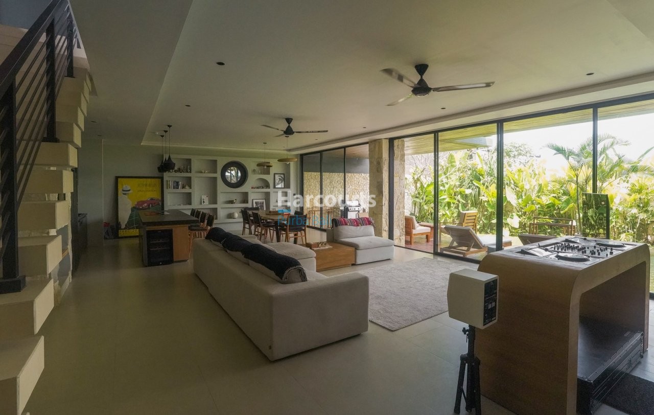 Located Melasti Ungasan This Ocean Breeze