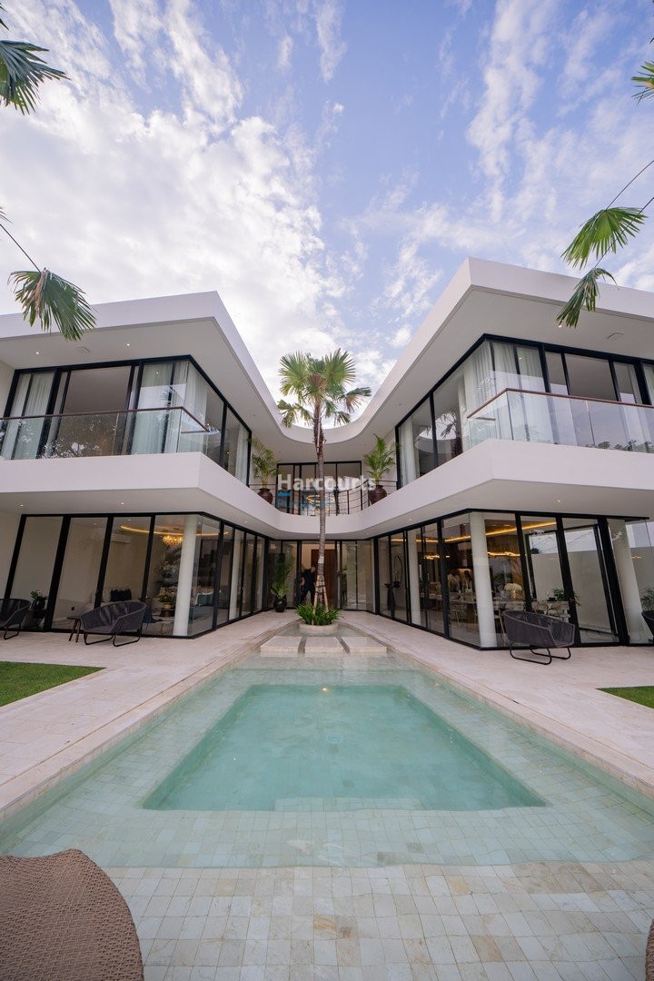 Stylishly Designed Freehold Villa Tropical Modern