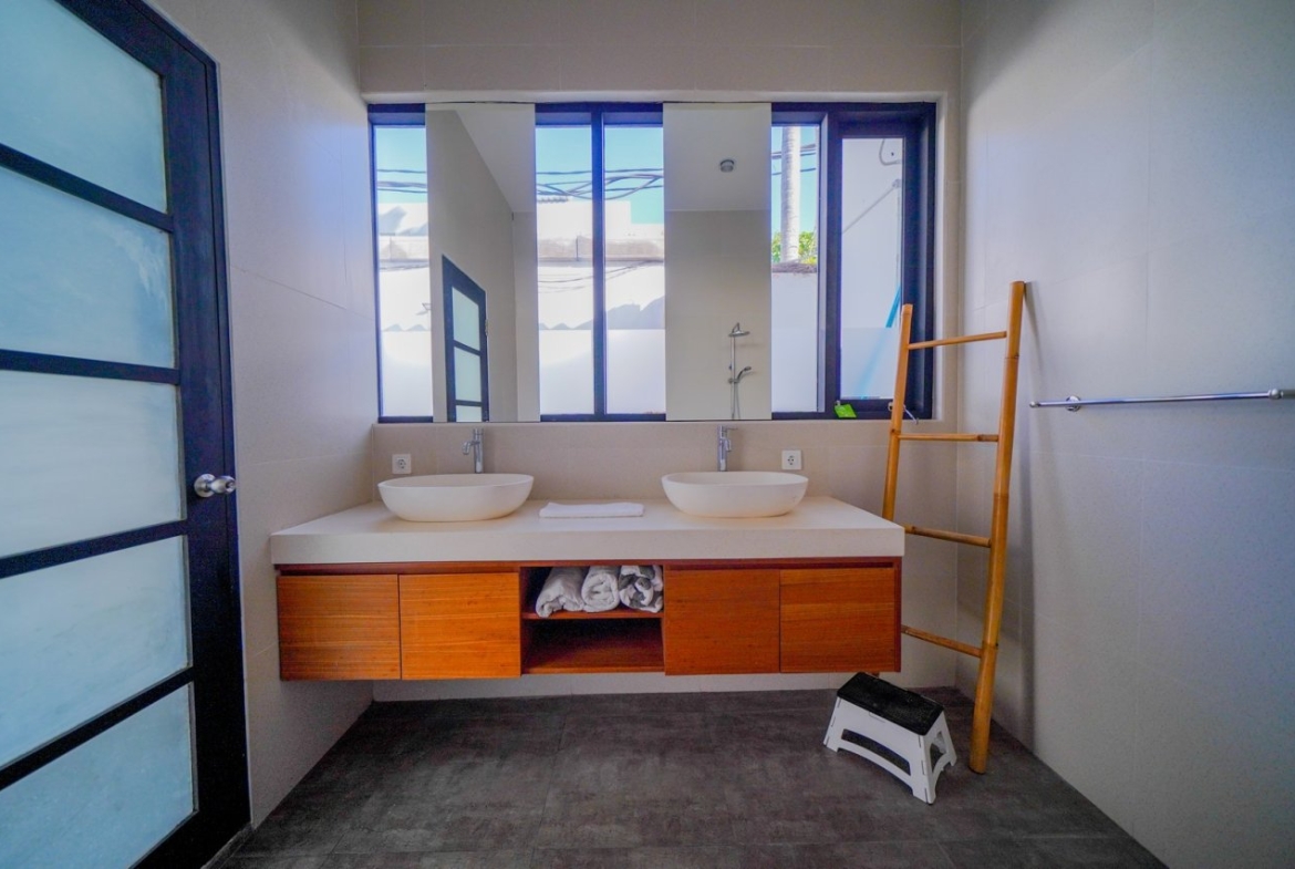 Newly Entertainment Pool View Modern Sought After