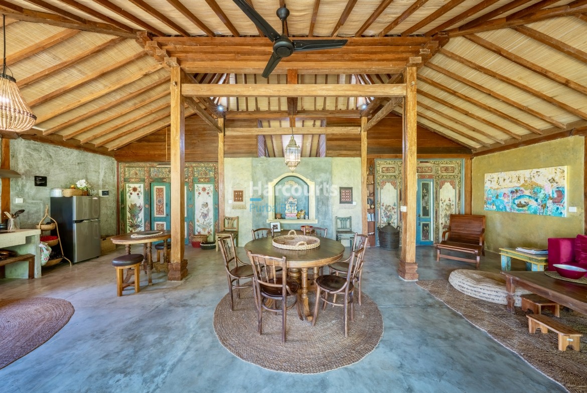 Luxury Joglo More Non Existent Pool Step