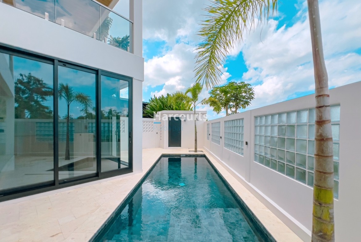 24 Pool View 3 Large