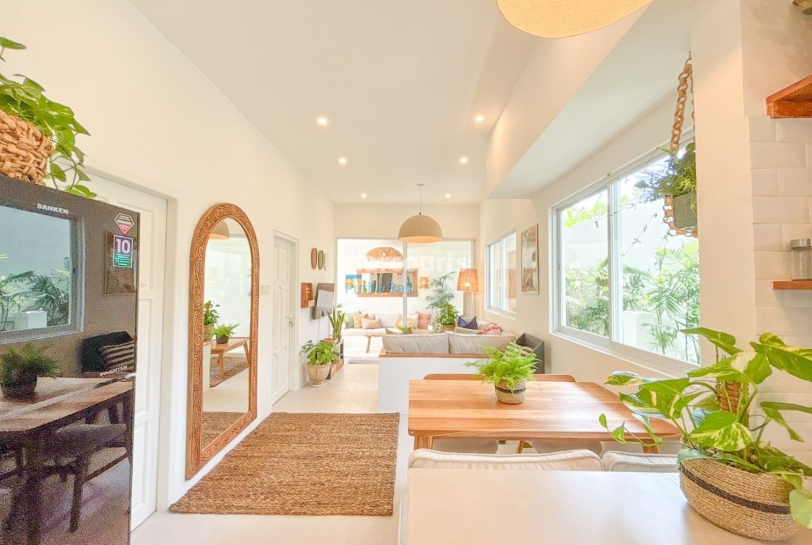 Berawa Villa Leasehold Interior Woven Rug Wooden Mirror