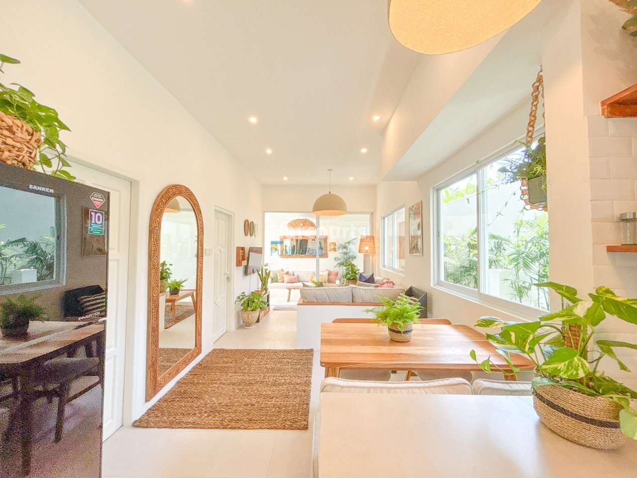 Berawa Villa Leasehold Interior Woven Rug Wooden Mirror