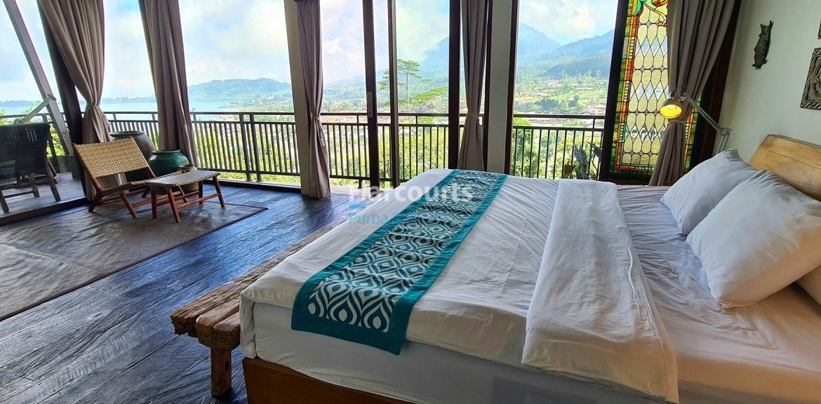 Freehold Bali Villa Beratan Lake View Bedroom Stained Glass