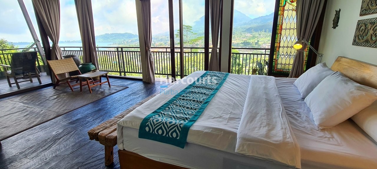 Freehold Bali Villa Beratan Lake View Bedroom Stained Glass