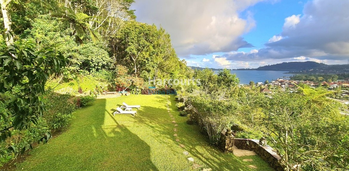 Freehold Bali Villa Beratan Lake View Lush Garden