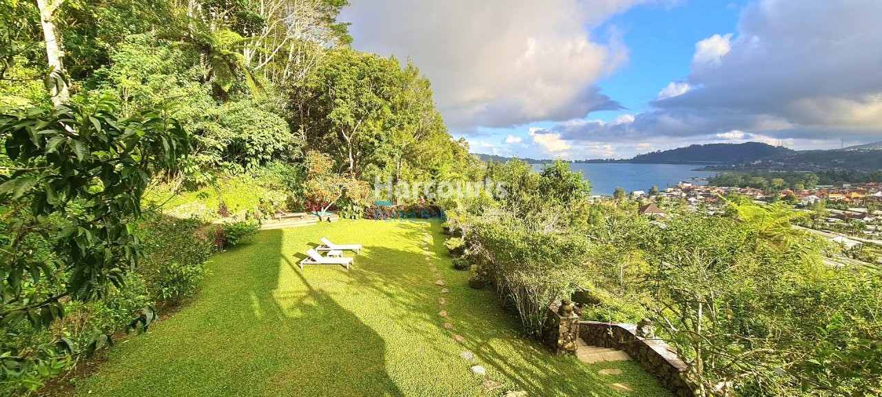 Freehold Bali Villa Beratan Lake View Lush Garden