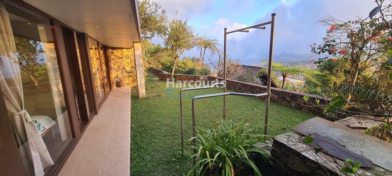 Freehold Bali Villa Beratan Lake View Stone Wall Garden