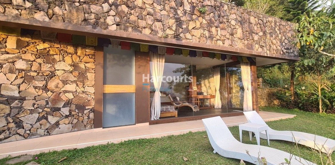 Freehold Bali Villa Beratan Lake View Stone Wall Lawn Chairs