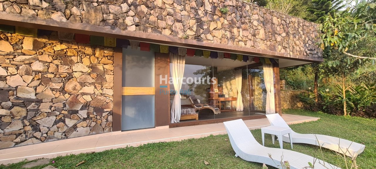 Freehold Bali Villa Beratan Lake View Stone Wall Lawn Chairs