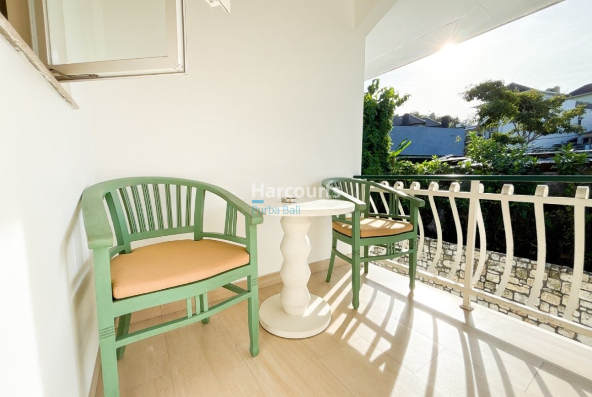 Jimbaran Apartment Balcony Green Chairs Exterior